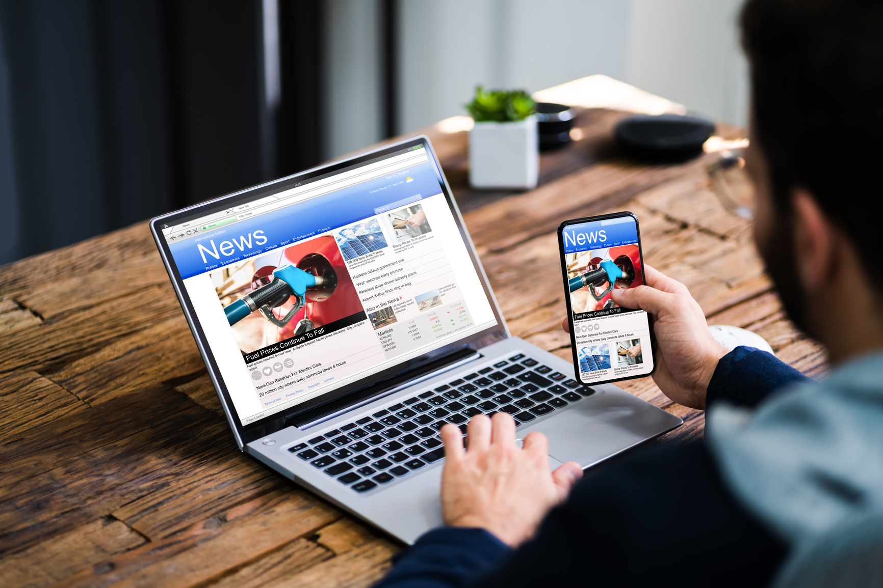 Read Online News Media On Laptop